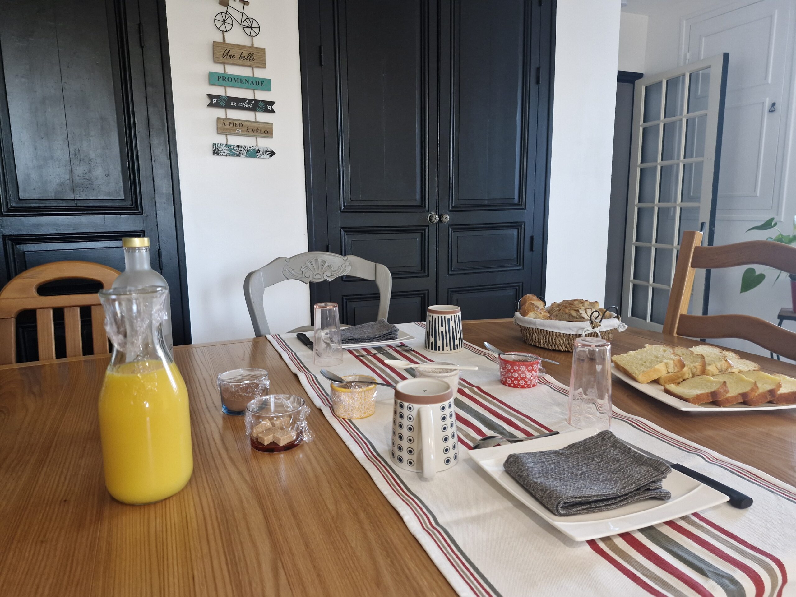 petit déjeuner venée produits locaux fait maison table hôtes vélo - 040326